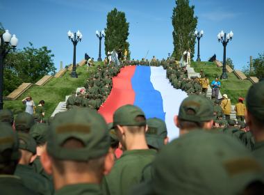 Стометровый флаг России развернули на Мамаевом кургане курсанты Центра «ВОИН»