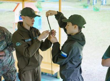 Хабаровских курсантов научили плести браслеты выживания