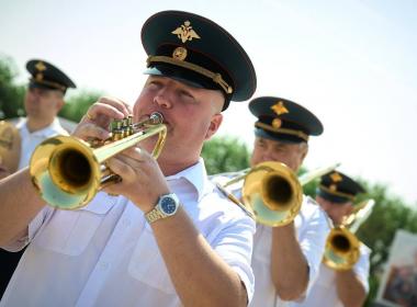 Курсанты Центра «ВОИН» из шести регионов поздравили россиян с Днём молодёжи