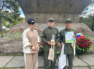 Хабаровские курсанты благоустроили территорию у мемориала «Танк Т-34»