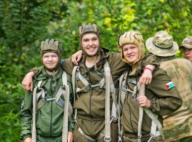 Тюменские курсанты совершили прыжки с парашютной вышки высотой 36 метров