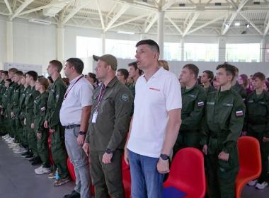 Директор Центра «ВОИН» Дмитрий Шевченко и директор ВДЦ «Смена» Игорь Журавлев открыли «Время юных героев» в Анапе