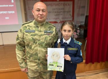«Портрет героя»: кадеты нарисовали портрет инструктора Центра «ВОИН», участника СВО
