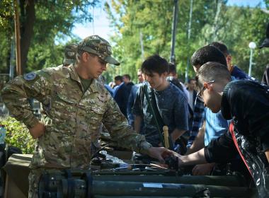 Инструкторы Центра «ВОИН» научили школьников и студентов Волгограда накладывать турникет и летать на дронах