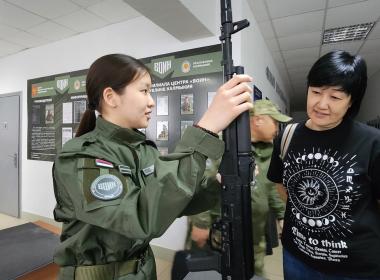 Курсанты Центра «ВОИН» провели мастер-классы для родителей и сразились с ними в лазертаг