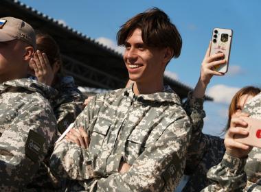 Джеф Монсон пришел на мастер-класс к волгоградским курсантам в футболке с «говорящей» надписью