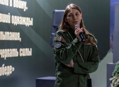 Ветеран Медков спел «Катюшу», дал советы молодежи и станцевал вальс с курсанткой Центра «ВОИН» в ходе телемоста