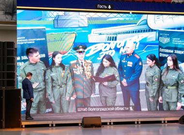 Ветеран Медков спел «Катюшу», дал советы молодежи и станцевал вальс с курсанткой Центра «ВОИН» в ходе телемоста