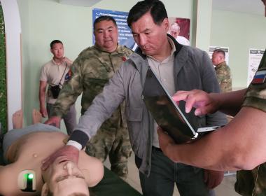 Глава Республики Калмыкия Бату Хасиков посетил Центр «ВОИН»